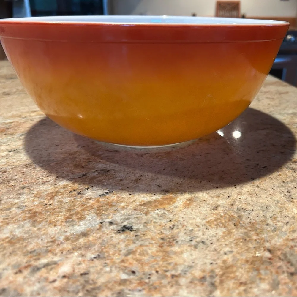 PYREX TRADEMARK #404 Flameglo Ombré 4 Qt Orange Sunburst Mixing Bowl 1974-76.